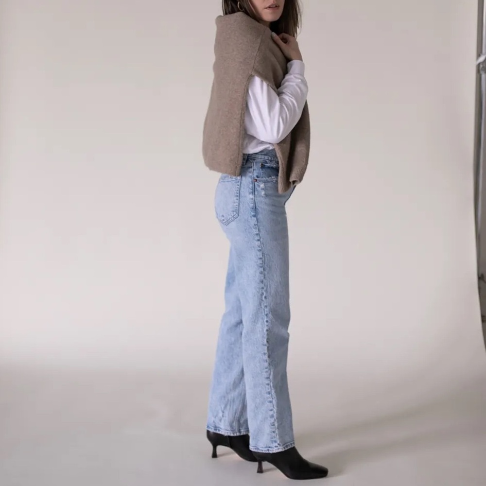 Abercrombie 90’s Ultra High Rise Straight Jean in Light Wash Size 27